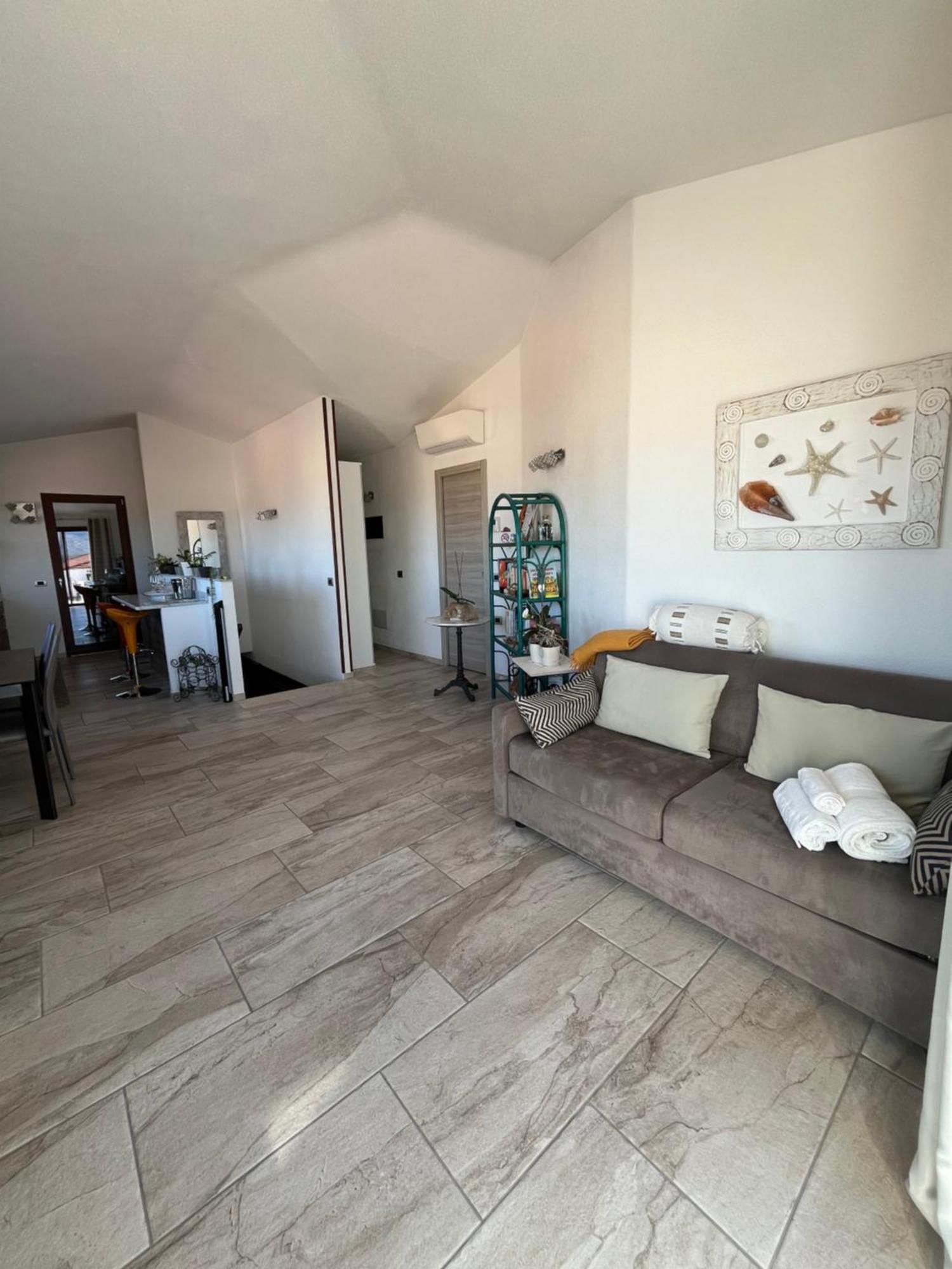 B&B Florian San Teodoro  Luaran gambar